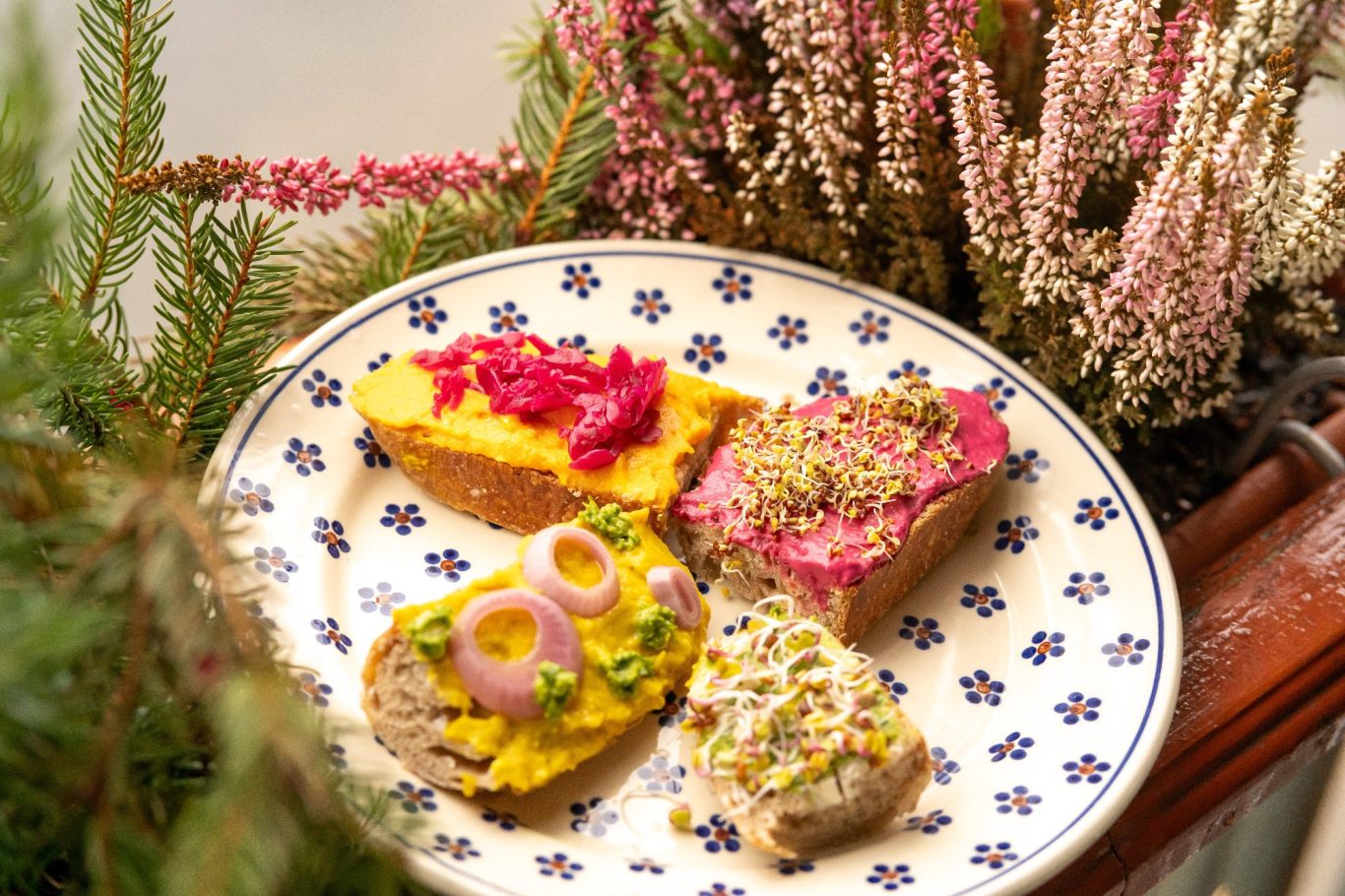 gesunde saisonale Rezepte ein Teller mit vier Broten mit verschiedenen Aufstrichen